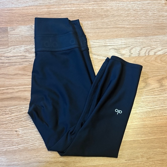 ALO Yoga Pants - ALO Yoga Black Airlift Capri Leggings